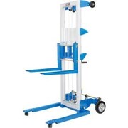 GLOBAL EQUIPMENT Lightweight Hand Operated Lift Truck, 400 Lb. Capacity Straddle Legs 989051